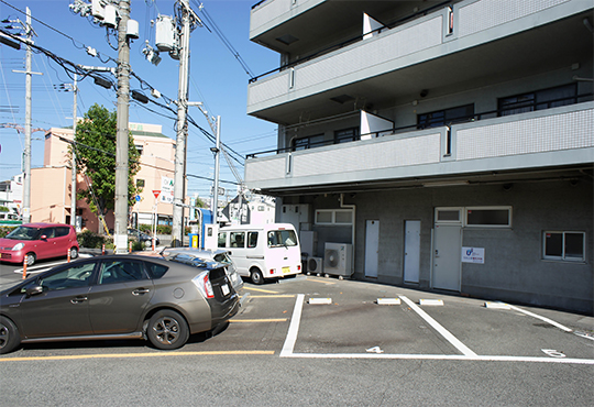 提携駐車場（4台）・契約駐車場（1台）